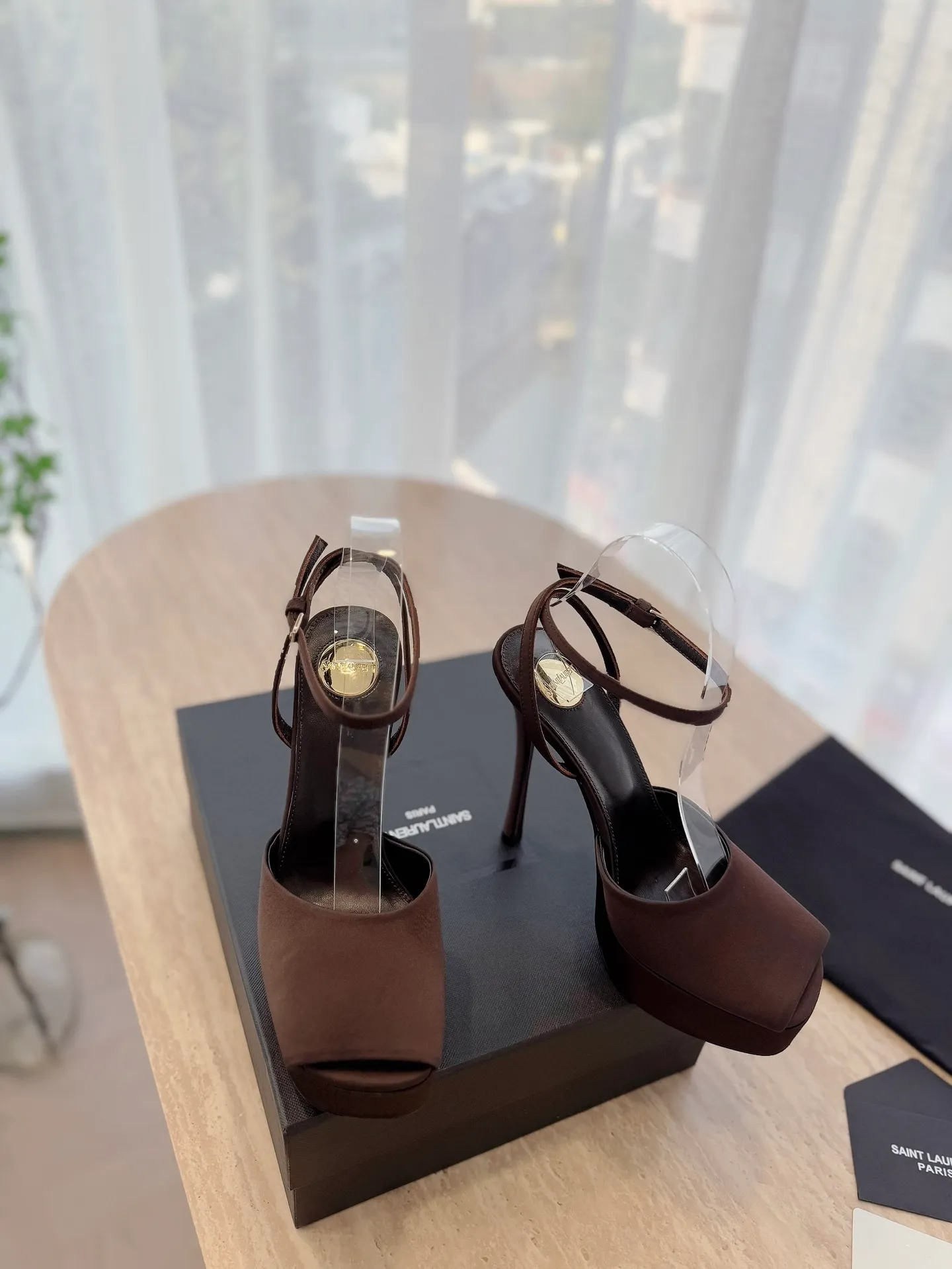 👟👟Ex-factory price 620👟👟 "SAINT LAUREN*" Saint Laurent ysl 25/spring and summer new catwalk high heels·new shoe style with 3 cm water platform. Only YSL understands women's hearts best and does not accept refutation. It is a super invincible feminine artifact and a must-have for women (z-product full-body customization, own molded toe hardware, perfect consistency). Compare the differences between pictures and goods on the market. ✔Upper: Customized imported silk, patent leather ✔Inner lining: imported sheepskin ✔Sole: imported genuine leather outsole ✔Heel height: 14cm ✔Number of yards: 35-39 (40.41.42 can be customized and non-returnable) (Full set of packaging)